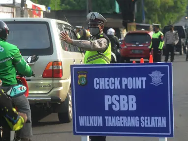 Antrean kendaraan yang hendak menjalani pemeriksaan selama penerapan Pembatasan Sosial Berskala Besar (PSBB) pada check point di Jalan RE Martadinata, perbatasan dengan wilayah Bogor, Tangerang Selatan, Sabtu (18/4/2020). Tangerang Raya melakukan  PSBB hingga 3 Mei 2020. (merdeka.com/Arie Basuki)