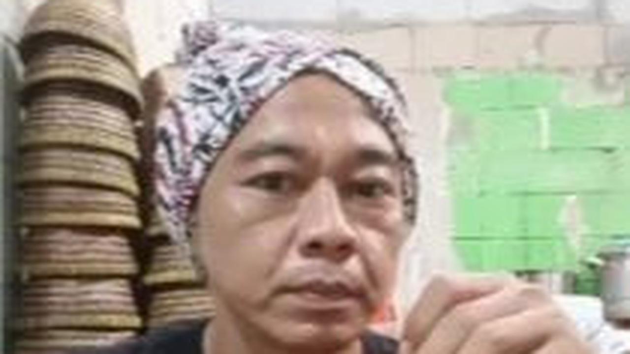 Ini Sosok Bang Madun Pemilik Warung Nyak Kopsah yang Viral