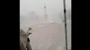 Tugu Yogya juga tak luput dari hujan abu gunung Kelud. Abu putih tebal yang menyelimuti jalan hampir mirip salju (@KotaBalikpapan)