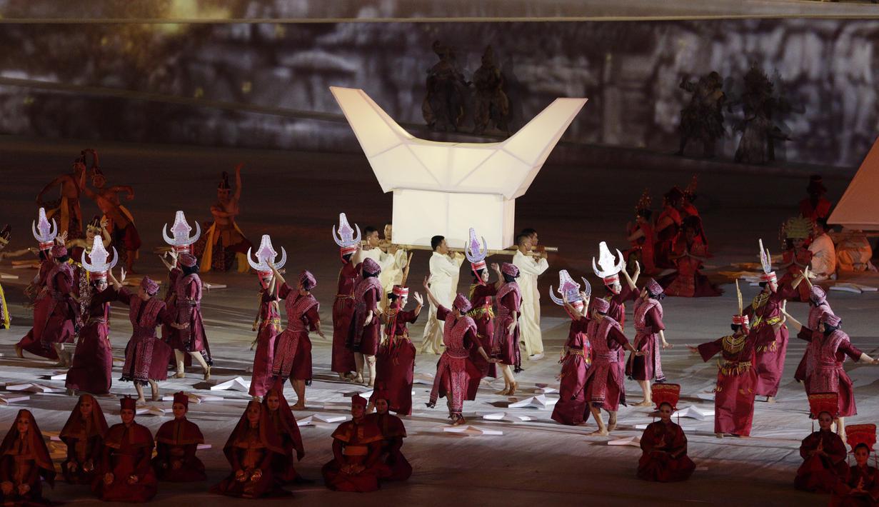 Adat budaya nusantara ditampilkan saat pembukaan Asian Para Games di SUGBK, Jakarta, Sabtu (06/10/2018). Pembukaan Asian Para Games kental dengan nuansa nusantara. (Bola.com/M Iqbal Ichsan)
