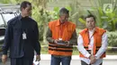 Mantan Komisioner KPU, Wahyu Setiawan dan staf Sekjen PDIP Hasto Kristiyanto, Saeful Bahri  akan menjalani pemeriksaan sebagai saksi oleh penyidik terkait kasus penerimaan hadiah atau janji penetapan anggota DPR Terpilih 2019-2024 di Gedung KPK, Jakarta, Rabu, (5/2/2020). (merdeka.com/Dwi Narwoko)