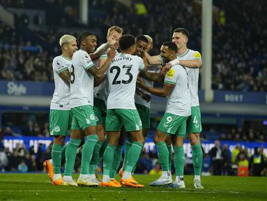 Pemain Newcastle United merayakan gol keempat timnya yang dicetak oleh Jacob Murphy pada laga pekan ke-33 Liga Inggris 2022/2023 melawan Everton di Goodison Park, Liverpool, Jumat (28/04/2023) dini hari WIB. The Magpies sukses menghajar tuan rumah dengan skor 4-1. (AP Photo/Jon Super)