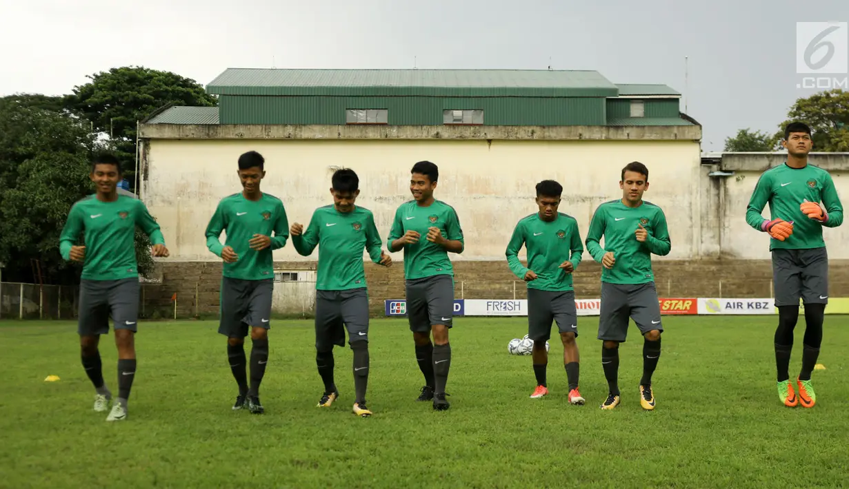 Timnas Indonesia U-19 kembali jalani latihan di Stadion Pandomar, Yangon, Minggu (10/9). Latihan ini ditujukan sebagai persiapan menghadapi Vietnam yang akan bertanding pada 2017 pada Senin (11/9) mendatang. (Liputan6.com/Yoppy Renato)