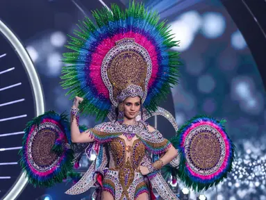 Miss Mexico Debora Hallal tampil pada presentasi kostum nasional kontes kecantikan Miss Universe ke-70 di Eilat, Israel, 10 Desember 2021. Para kontestan dari berbagai negara dengan apik mengeksekusi kostum nasionalnya dan berlomba-lomba menjadi yang terbaik. (Menahem KAHANA/AFP)