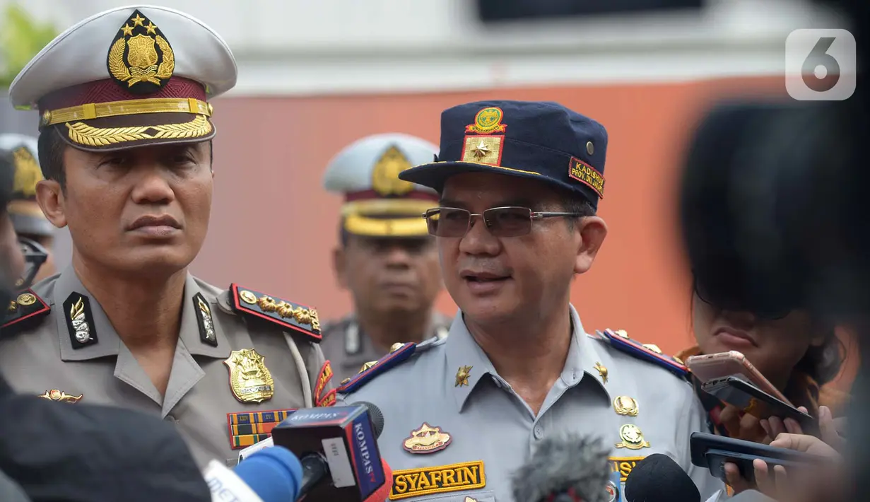 Kadishub DKI Jakarta Syafrin Liputo (kanan) bersama Dirlantas Polda Metro Jaya Kombes M Yusuf (kiri) memberi keterangan terkait penerapan regulasi skuter listrik di Jakarta, Jumat (22/11/2019). Pemprov DKI tetap memantau penggunaan skuter listrik selama regulasi belum jadi. (merdeka.com/Imam Buhori)