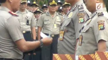 Kapolda Metro Jaya Irjen Polisi Idham Aziz memberikan uang kepada seorang anggota polisi yang berpakaian lusuh saat apel pagi