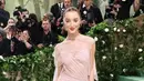 Tampilan debut Phoebe Dynevor di Met Gala dengan pakaian Victoria Beckham. Gaun romantis Dynevor adalah tampilan full custom pertama Victoria Beckham di Met Gala. [@metgalaofficial]v