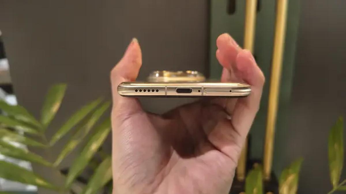 Tampak bawah Huawei Pura 80 Ultra.(Liputan6.com/ Anka Fergy Agustian)
