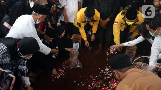 FOTO: Suasana Duka Pemakaman Vanessa Angel dan Bibi Andriansyah