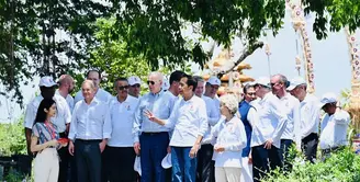 Putu Ayu Saraswati ditunjuk sebagai pemandu tur Mangrove untuk para pemimpin dunia. Putu Ayu tampil kasual mengenakan kemeja batik dengan celana khaki dan sneaker. [dok. Biro Sekretariat Presiden]