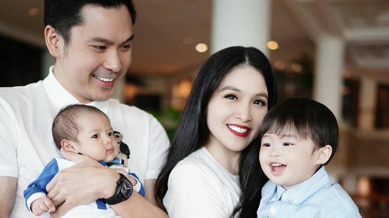 Sandra Dewi dan Keluarga