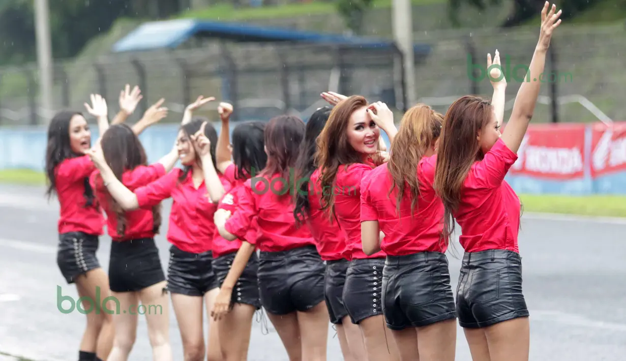 Model Umbrela Girl berjoget sebelum Marquez dan Pedrosa beraksi  di Sentul, Bogor, Minggu (14/2/2016), (Bola.com/Nicklas Hanoatubun)