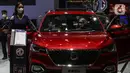 SPG berdiri dekat mobil yang dipamerkan di IIMS Hybrid 2021, JiExpo Kemayoran, Jakarta, Jumat (16/4/2021).  Pemerintah memberi prioritas terhadap pengembangan industri otomotif agar bisa lebih berdaya saing global sesuai dengan sasaran pada peta jalan Making Indonesia 4.0. (Liputan6.com/Johan Tallo)