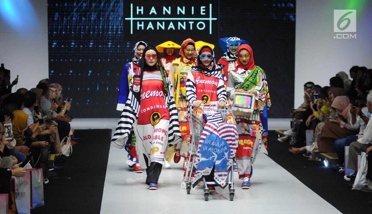 Model mengenakan busana rancangan Hannie Hananto menapilkan 8 busana saat Muslim Fashion Festival (MUFFEST) 2019 di JCC, Jakarta, Jumat (3/5/2019). MUFFEST 2019 melalui Bekraf membuat Indonesia Trend Forecasting 2019/2020 dengan tema "Sigularity" sebagai acuan. (Liputan6.com/Herman Zakharia)