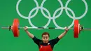 Lifter Indonesia, Eko Yuli Irawan mengangkat beban selama kompetisi cabang olahraga angkat besi 62 KG di Olimpiade 2016, Senin (8/8). Eko Yuli mencatatkan total angkatan 312 KG dari snatch 142KG dan clean & jerk 170 KG. (REUTERS/Yves Herman)