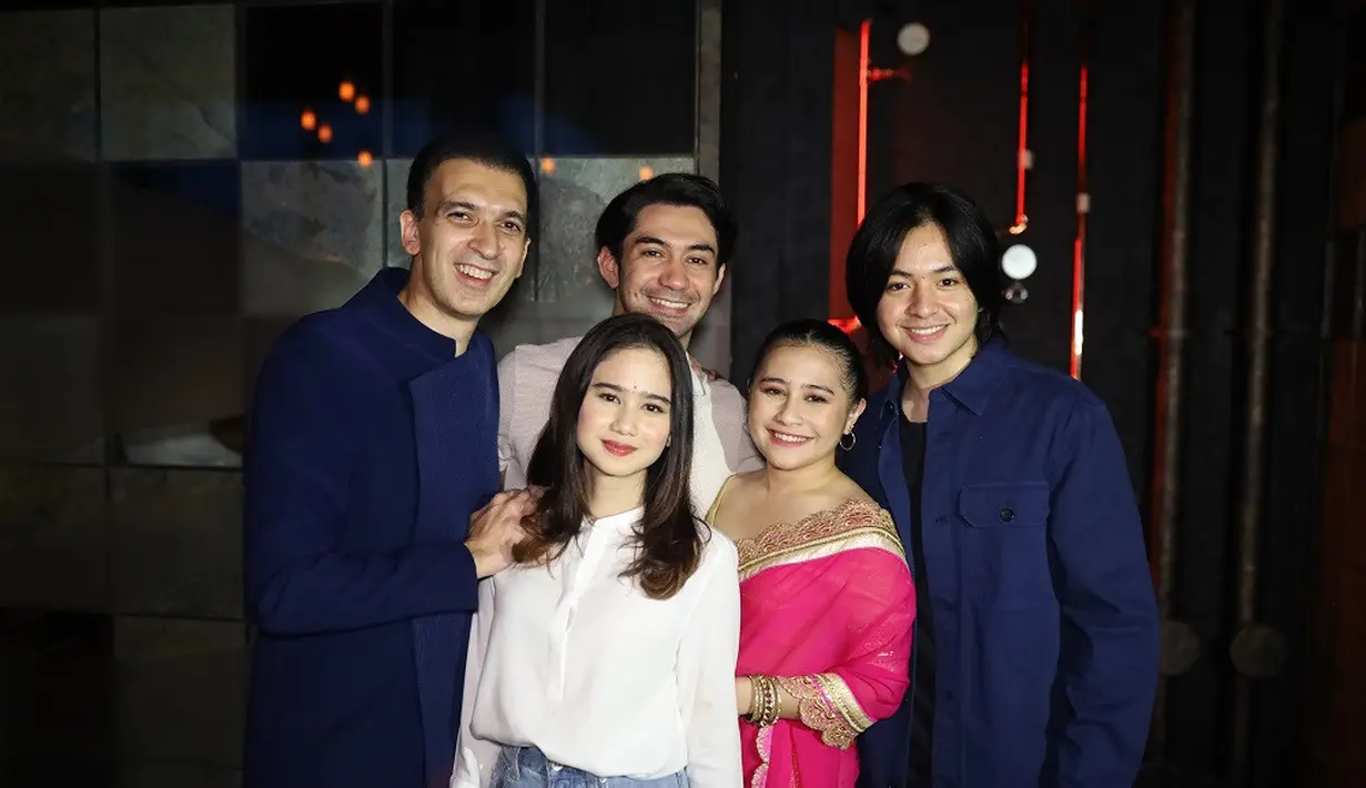 Beberapa seleb pun tampil memesona berbalut dress dan busana tradisional khas India.