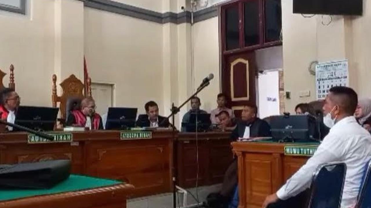 Jaksa sempat bertanya kepada Ken apakah senjata api laras panjang itu sempat ditodongkan ke arahnya pada malam penganiayaan yang terjadi di rumah Achiruddin di Kecamatan Medan Helvetia, Kota Medan, 22 Desember 2022.