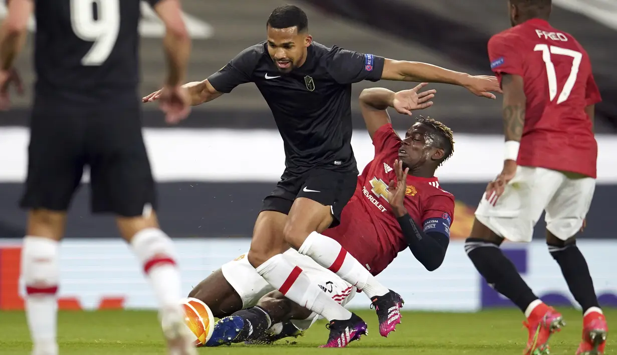 Gelandang Manchester United, Paul Pogba (kanan) berusaha menghadang gelandang Granada Yangel Herrera dalam leg kedua perempat final Liga Europa di Stadion Old Trafford, Jumat dinihari WIB (16/4/2021). MU menunjukkan dominasinya atas Granada usai mencatat kemenangan 2-0. (AP Photo/Dave Thompson)