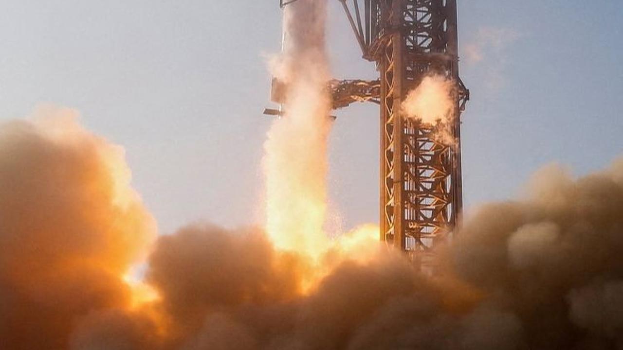 FOTO: Momen Peluncuran Roket Raksasa Starship Milik Elon Musk: Sukses Capai Orbit, tapi Hancur Saat Kembali ke Bumi
