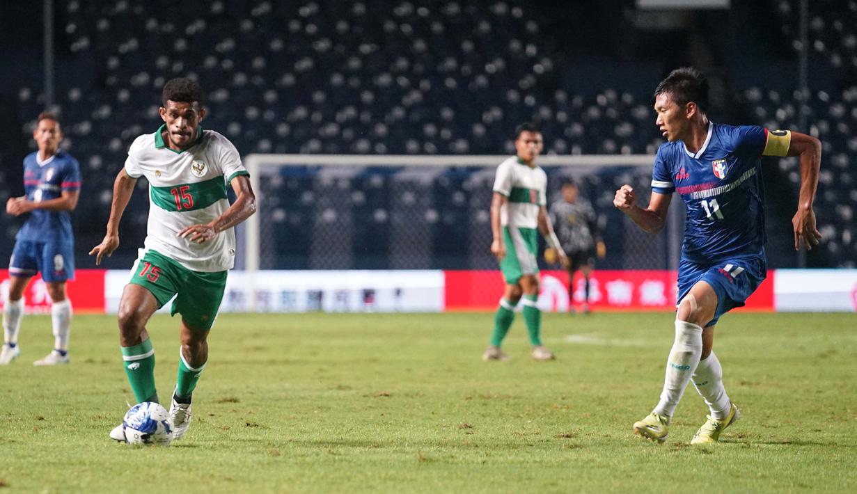 Ricky Kambuaya. Gelandang Timnas Indonesia berusia 25 tahun ini melakukan debutnya saat diturunkan Shin Tae-yong di leg pertama saat Indonesia menang 2-1 atas Chinese Taipei. Pada leg kedua ia mencetak 1 gol indah melalui tembakan keras dan membawa Indonesia menang 3-0. (Dok. PSSI)