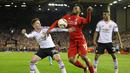 Penyerang Liverpool, Daniel Sturridge, berusaha melewati bek MU, Gullermo Varela. Gol pertama Liverpool dicetak Sturridge pada babak pertama menit ke-20 melalui titik penalti. (Reuters/Carl Recine)