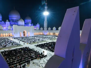 Umat muslim berdoa di halaman Masjid Agung Sheikh Zayed di Abu Dhabi, Uni Emirat Arab, Sabtu (1/6/2019). Umat muslim memanjatkan doa-doa jelang berakhirnya Ramadan untuk mendapatkan Lailatul Qadar atau malam yang lebih baik dari seribu bulan. (KARIM SAHIB/AFP)