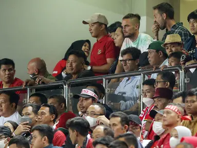 Pelatih Persib Bandung, Luis Milla menyempatkan waktunya untuk menyaksikan pertandingan Timnas Indonesia melawan Curacao dari tribune VVIP Stadion Gelora Bandung Lautan Api, Sabtu (24/9/2022). (Bola.com/Bagaskara Lazuardi)