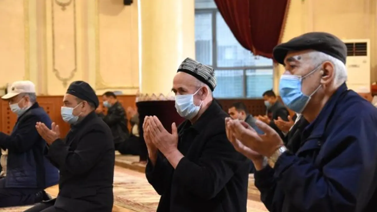 Para jemaah bersembahyang di Masjid Ak di Urumqi, Daerah Otonom Uighur Xinjiang, China barat laut, pada 13 April 2021. (Xinhua/Sun Shaoxiong)