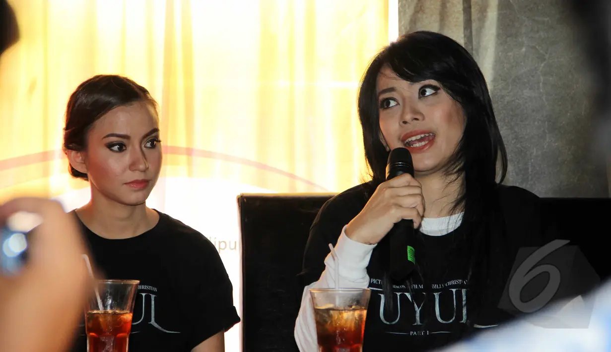 Citra Prima (kanan) pada acara press screening film Tuyul di Cinema XXI Setiabudi Building, Jakarta Selatan, Rabu (8/4/2015). Film ini akan menjadi trilogi dengan disutradarai oleh Billy Christian (Liputan6.com/Helmi Afandi)
