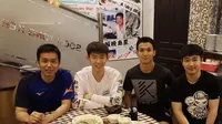 Pemain Indonesia, Hendra Setiawan (kiri), ditraktir makan oleh pebulutangkis China, Liu Yu Chen (dua kiri). (Instagram/Hendra Setiawan)