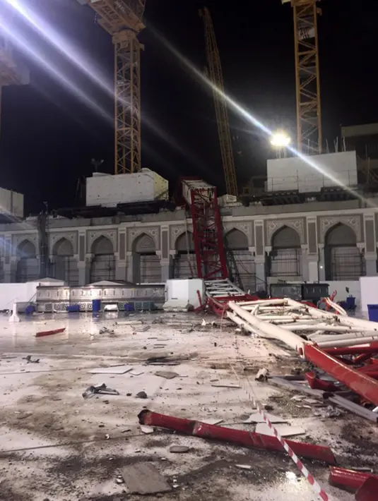 Sebuah crane roboh dan menimpa calon jemaah haji di Masjidil Haram, Mekah, Arab Saudi, Jumat (11/9/2015). Sebanyak 107 orang dilaporkan tewas, termasuk warga negara Indonesia. (AFP PHOTO / STR)