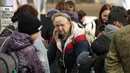Pengungsi Ukraina tiba di perbatasan di Medyka, Polandia tenggara, pada Rabu (30/3/2022). Badan pengungsi PBB mengatakan kini lebih dari 4 juta orang telah meninggalkan Ukraina, tonggak baru dalam krisis pengungsi terbesar di Eropa sejak Dunia Perang II. (AP/Sergei Grits)
