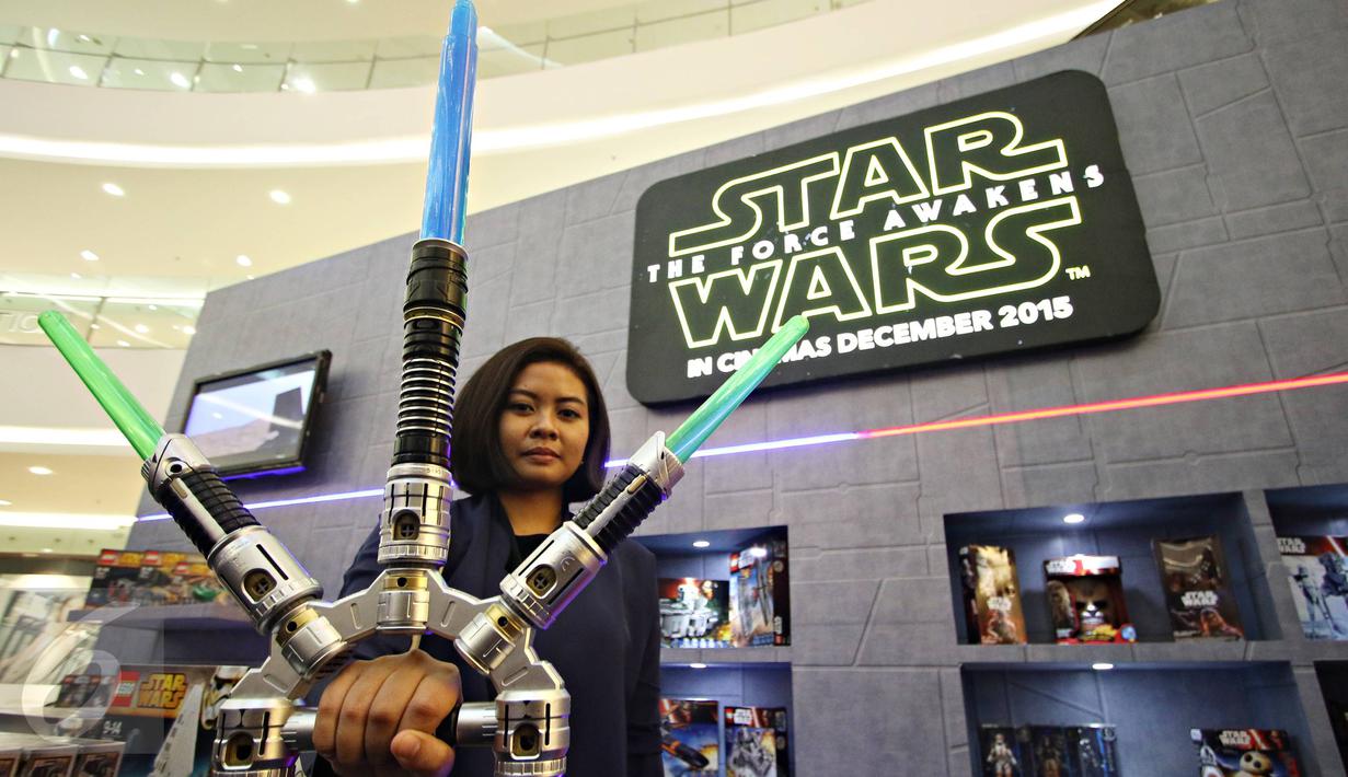 Panitia acara memegang replika senjata Star Wars di wahana dunia petualangan intergalaksi 'Star Wars: The Force Awekens', Jakarta, (7/12). Wahana berlangsung hingga 10 Januari 2016. (Liputan6.com/Immanuel Antonius)