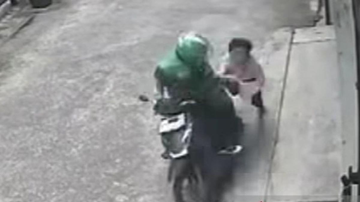 Polisi Buru Jambret Kalung Wanita Lansia di Jakbar, Aksi Viral Terekam CCTV