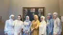 Nagita dan Putri Zulhas tampak kompak dan anggun dengan modest wear. Putri tampak kenakan blazer, sedangkan Nagita kenakan abaya berlapis dengan material brokat yang begitu cantik. [Foto: Instagram/ Putri Zulhas]