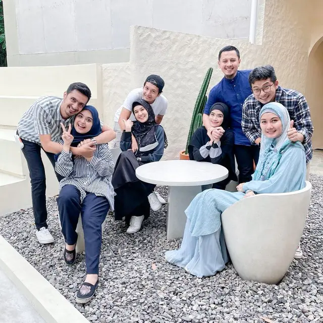 6 Potret Rekan Artis Kunjungi Kafe Baru Vebby Palwinta, Jadi Tempat Kumpul