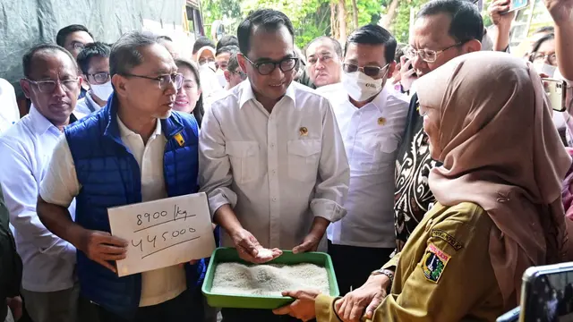 Mendag Zulkifli Hasan saat meninjau Pasar Induk Beras Cipinang bersama Menteri Perhubungan Budi Karya Sumadi dan Kepala Badan Pangan Nasional Arif Prasetyo Adi pada hari ini, Senin (3/10) di Jakarta.
