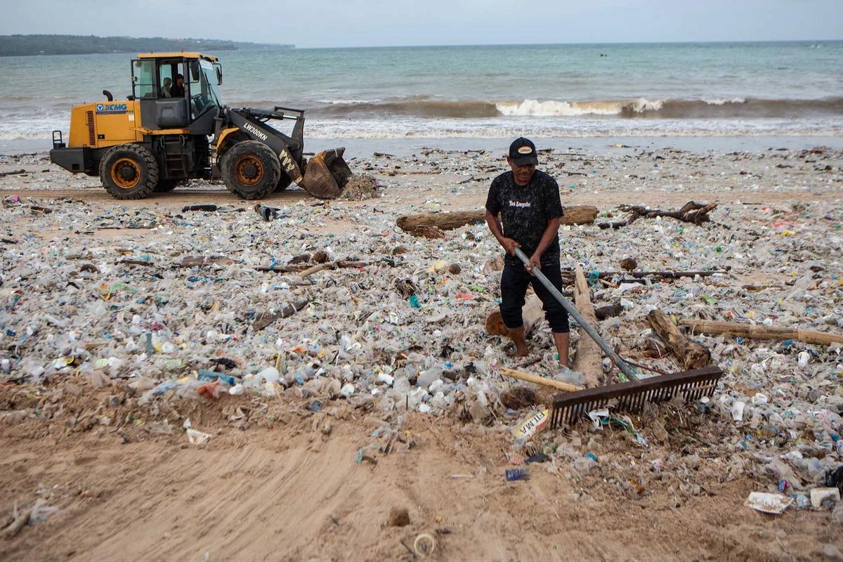 FOTO: Aksi Bersihkan Sampah di Pantai Jimbaran Bali