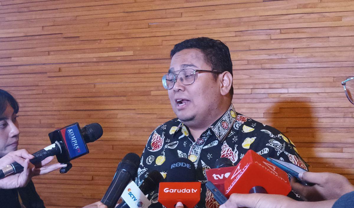 Bagja mengingatkan sanksi bagi peserta Pemilu 2024 yang memaksa memasang stiker kampanye di rumah warga.<br>