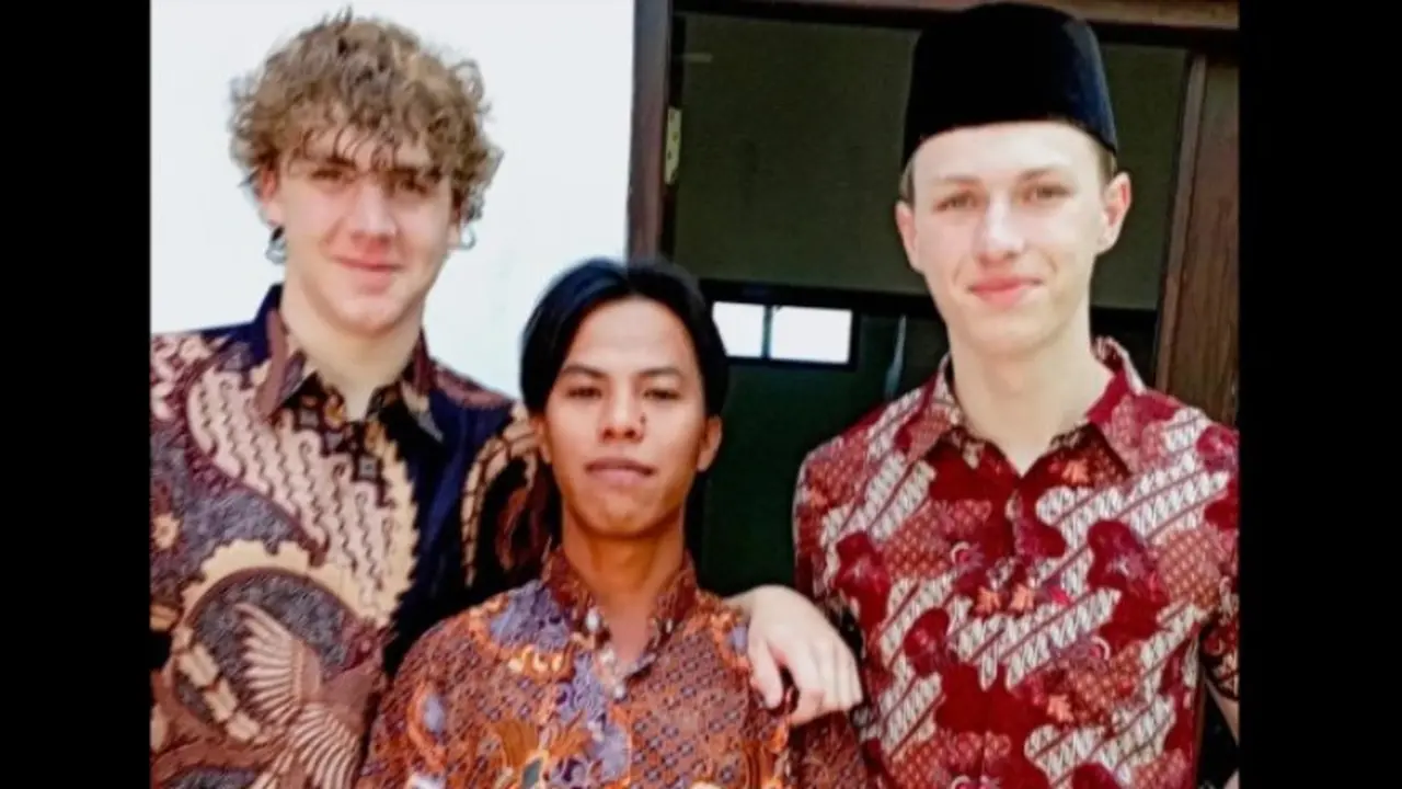 Viral 2 Pria WNA Jadi |Pelayan di Acara Pernikahan di Klaten, Lengkap Pakai Peci dan Sarung.