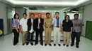 Wakil Gubernur DKI Jakarta, Djarot Saiful Hidayat (kelima kiri) berfoto bersama redaksi Liputan6.com di Kawasan Senayan, Jakarta, (17/3/2015). Kedatangan Djarot untuk berdiskusi tentang beragam permasalahan ibukota. (Liputan6.com/Helmi Fithriansyah)