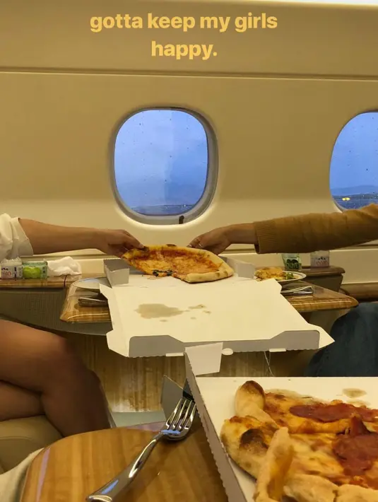 Bella Hadid pun setelah itu mengunggah foto pizza yang tengah ia dan kedua temannya santap. (instagram/bellahadid)