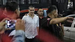 Steve Emmanuel tiba di Pengadilan Negeri Jakarta Barat untuk menjalani sidang perdana dugaan kasus narkoba, Kamis (21/3). Steve yang tampil dengan kepala plontos itu hanya tersenyum ketika dicecar pertanyaan oleh para pewarta. (Liputan6.com/Faizal Fanani)