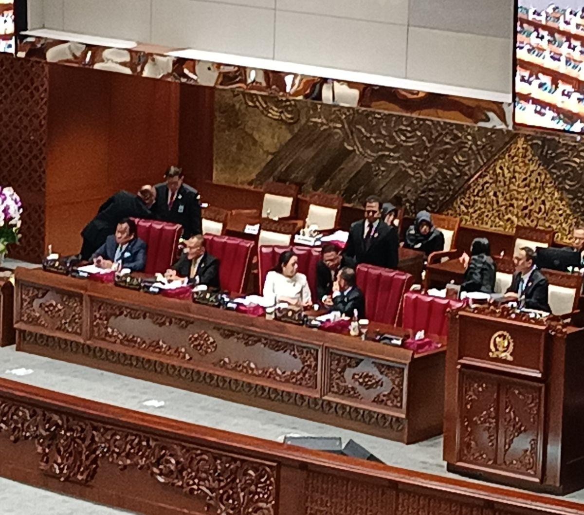 Lebih lanjut, dia mengaku tak mengetahui sejauh mana pembahasan hak angket. Sebab, menurut dia, saat ini masih dalam masa reses di DPR.