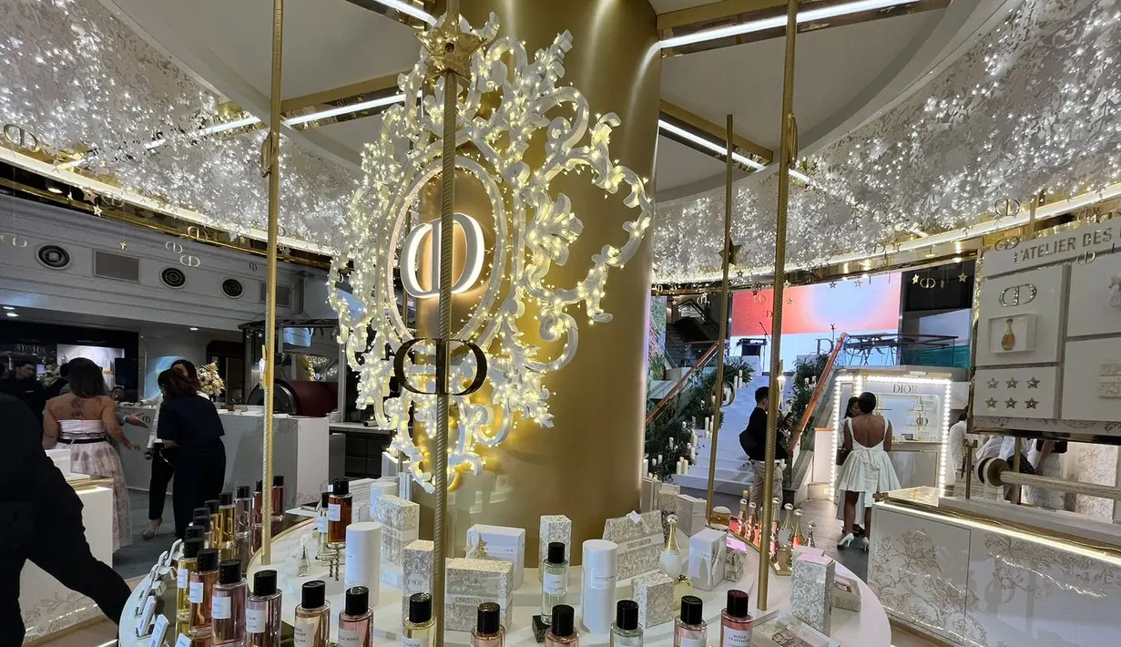 Segera kunjungi Dior Beauty Les Tuileries Royal Garden, Carousel of Dreams di Plaza Indonesia. Rasakan suasana mewah taman impian yang akan hadir sampai 17 Desember 2023 mendatang. [Foto: Fimela.com.]