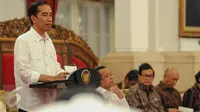 Presiden Jokowi memberikan paparan pada sidang Kabinet Paripurna di Istana Negara, Jakarta, Jumat (9/9). Sidang kabinet paripurna tersebut membahas hasil kunjungan kerja presiden ke Tiongkok dan Laos. (Liputan6.com/Faizal Fanani)