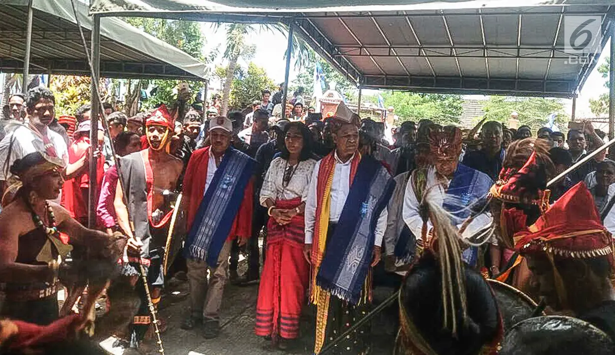 Cagub dan Cawagub NTT Benny K Harman dan Benny Litelnoni saat mengikuti Ritual Potong Kerbau, di tanah Sumba Daya Barat, Rabu (7/2). Tiga ribu orang hadir dalam deklrasi dan ritual adat ini. (Liputan6.com/Pool/Dodi)