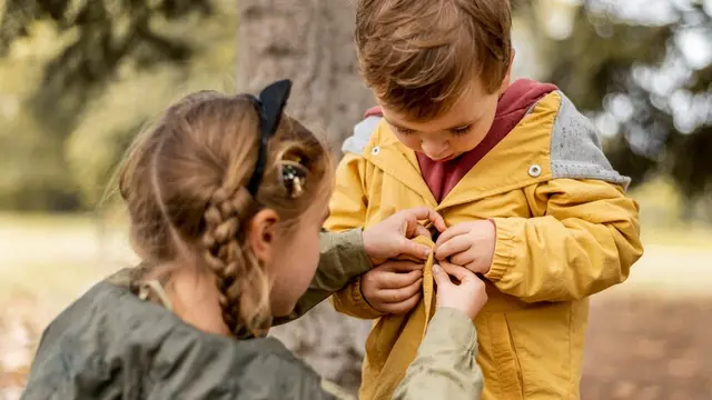 Seorang kakak membantu adiknya (Foto Dok: Freepik/freepik)