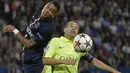 Pemain belakang PSG, Gregory Van der Wiel (kiri), berebut bola atas dengan gelandang Barcelona, Andres Iniesta, saat berlaga di pertemuan kedua Liga Champions 2014-2015 Grup F di Stadion Parc des Princes, Paris (1/10/2014). (AFP PHOTO/Miguel Medina)