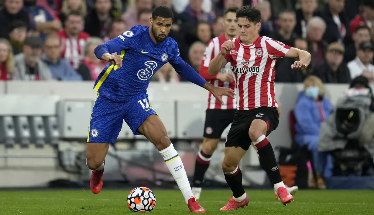 Gelandang Chelsea Chelsea Ruben Loftus-Cheek berebut bola dengan gelandang Brentford Christian Norgaard pada matchday kedelapan Liga Inggris di Brentford Community Stadium, Sabtu (16/10/2021) malam WIB. Chelsea menang 1-0 lewat gol Ben Chilwell. (AP Photo/Matt Dunham)